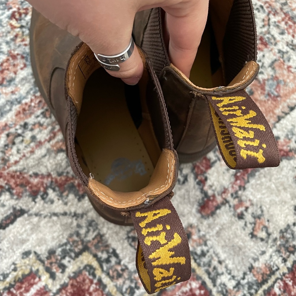 horse leather brown doc marten chelsea boots!! barely worn!